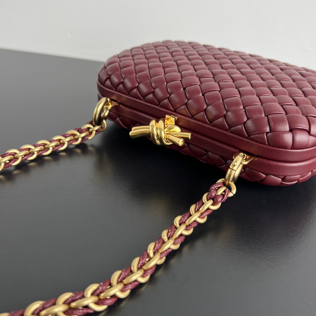 Knot Padded Intreccio Leather Clutch With Chain Bordeaux